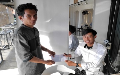 Mahasiswa Penerima Beasiswa KIP Kuliah UNISSAS Salurkan Donasi untuk Pak Terubus Pemangkat